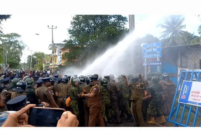 පොලිසිය විසින් විරෝධතාකරුවන්ට ජල ප්‍රහාර එල්ල කළේය.