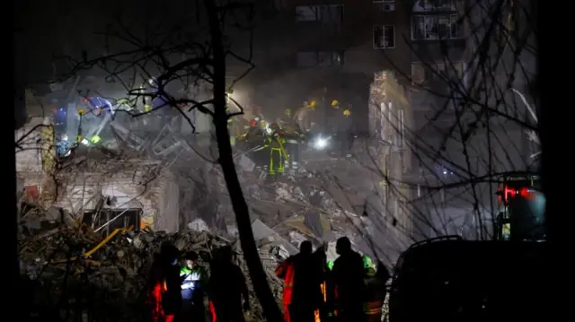 abajejwe ubutabazi i Kyiv bashwaye ibisigarira vy'inzu y'uburaro yasambuwe n'igitero c'Uburusiya mw'ijoro ryakeye 