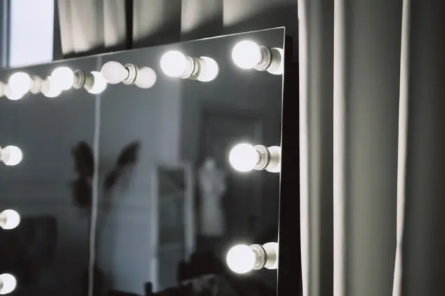  రహస్య కెమెరాలు, డ్రెస్ చేంజింగ్ రూమ్స్, హోటల్ రూమ్స్