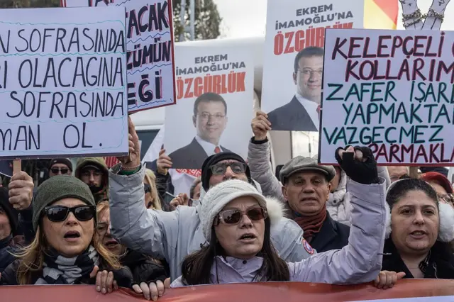 önce kadınların olduğu bir kalabalık imamoğlu'nun yargılandığı davayı protesto ediyor. Ellerinde imamoğlu'na destek pankartları var.