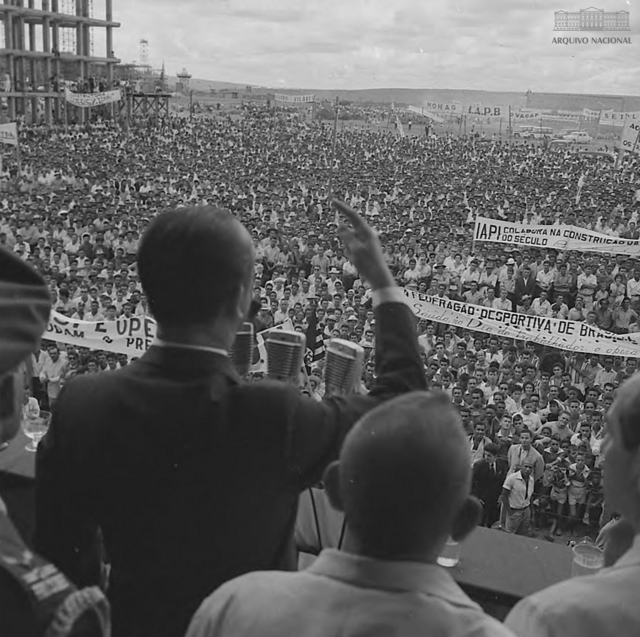 Presidente JK de costas nas comemorações do Primeiro de Maio em 1959