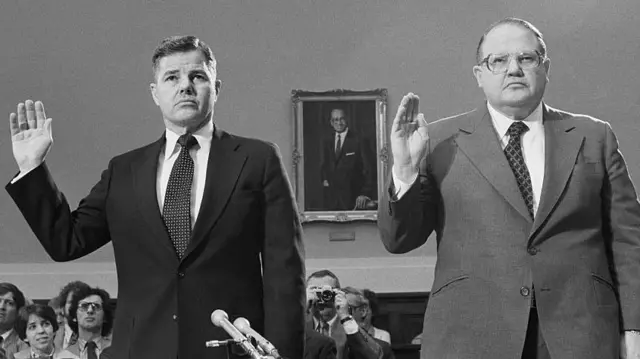 Los multimillonarios hermanos Hunt, William Herbert (izq.) y Nelson Bunker (der.), prestan juramento ante un subcomité de la Cámara de Representantes que investiga el reciente colapso del mercado de la plata. (2 de mayo de 1980).