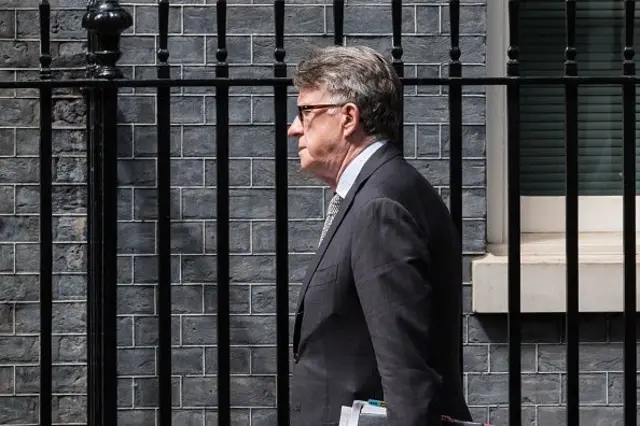 Peter Mandelson terlihat tiba di Downing Street di London, Inggris pada 23 Juni 2025.