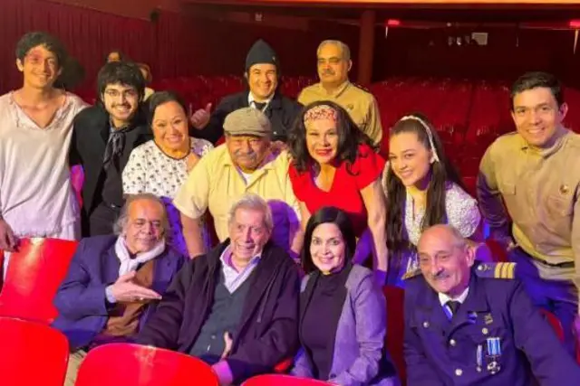 Mario Vargas Llosa en el teatro Marsano con actores de la compañía.