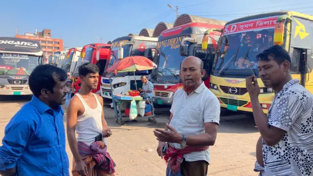 দূর পাল্লার অনেক গাড়ি চালক বলছেন, তারা যাত্রীর অভাবে গাড়ি ছাড়তে পারছেন না।