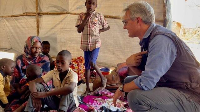 Michael Dunford conversando com uma família que fugiu pela fronteira para o Sudão do Sul