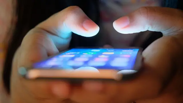  ሰባት ምስ ስማርትፎኖም ዘለዎም ምትእስሳር ኣዝዩ ልዑል ብምዃኑ ሞባይሎም ከይጠፍኦም ይፈርሑ