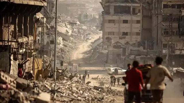 Wapalestina wanatembea karibu na eneo ambalo wanamgambo wa Hamas na wanachama wa Kamati ya Kimataifa ya Msalaba Mwekundu (ICRC) wanatafuta miili ya mateka wa Israeli kwenye vifusi vya Jiji la Gaza mnamo Novemba 5.
