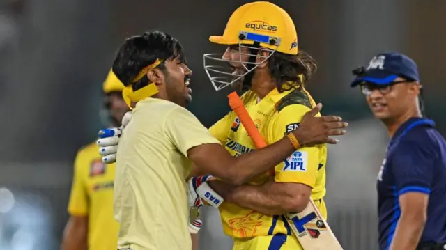 महेंद्र सिंह धोनी और प्रशंसक