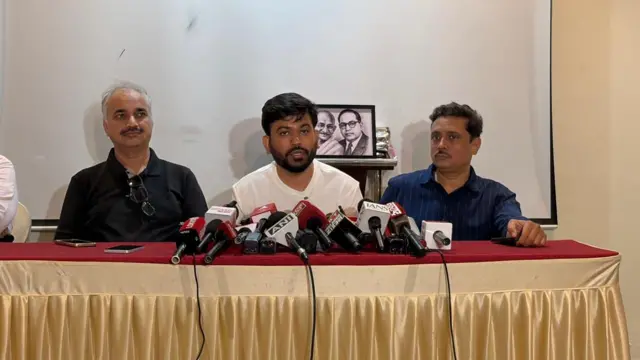 पत्रपरिषदेत बोलताना कॉक्रोच जनता पार्टीचे प्रमुख (सीजेपी) अभिजित दिपके