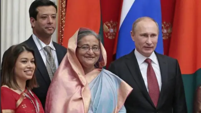 تولیپ صدیق (نفر اول از چپ) در کنار خاله‌اش، شیخ حسینه نخست‌وزیر وقت بنگلادش، و ولادیمیر پوتین رئیس‌جمهور روسیه