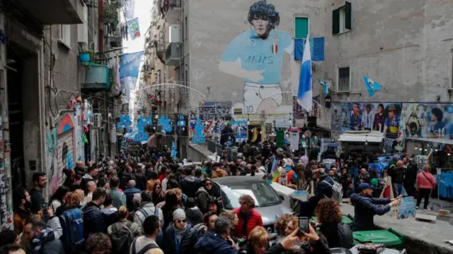 این نقاشی دیواری در منطقه کواتیری اسپانیولی، پس از مرگ دیگو مارادونا در سال ۲۰۲۰ تبدیل به «زیارتگاه» او شده است