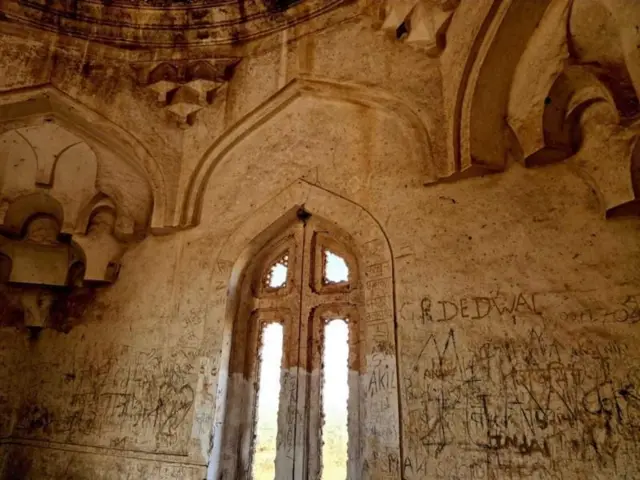 मकबऱ्याची आतील बाजू.