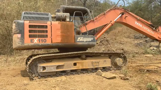 सध्या काम थांबलं असलं तरीही खाणकाची यंत्रं अद्याप तिथेच पडून आहेत.