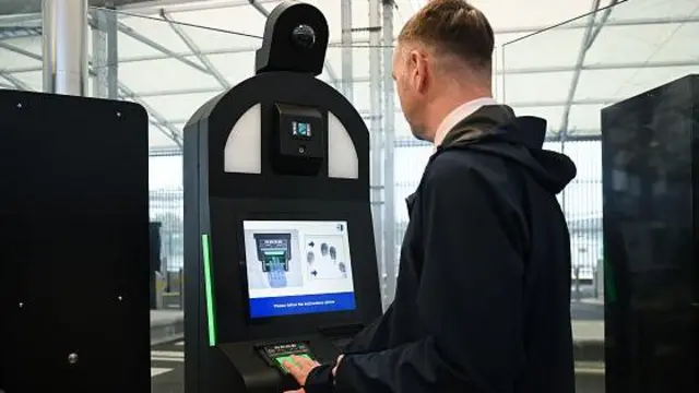 Співробітник сканує відбитки пальців під час демонстрації нової системи в'їзду/виїзду, відомої як EES, у Великій Британії 