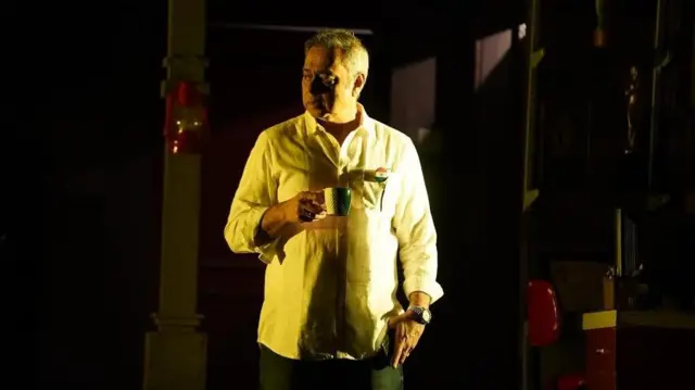 
विवेक जयंत यांच्या भूमिकेत अभिनेते सचिन खेडेकर