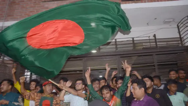 তামিম ইকবালের অবসর নেয়ার পরিকল্পনা বাতিল হওয়ার পর তার বাড়ির বাইরে ভক্তদের উল্লাস