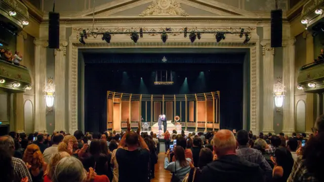 Foto tirada da plateia mostra o palco