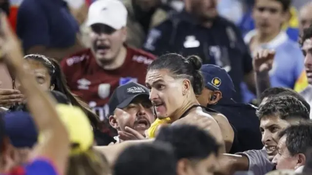 Darwin Nuñez se enfrenta a hinchas colombianos en la tribuna