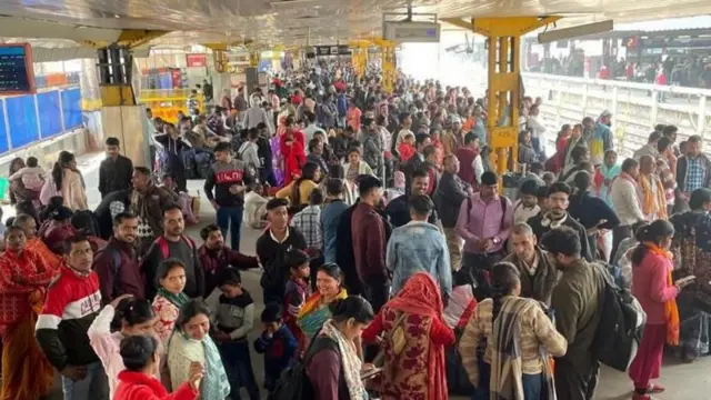 प्लॅटफॉर्मवर प्रवाशांची गर्दी