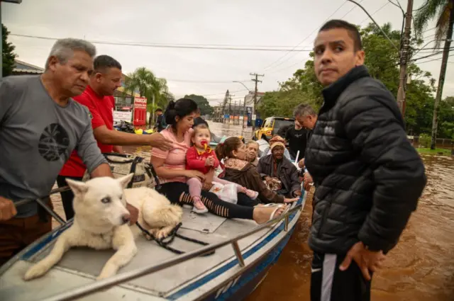 Famílias sendo resgatadasmelhores casas de apostas para cantosbarco