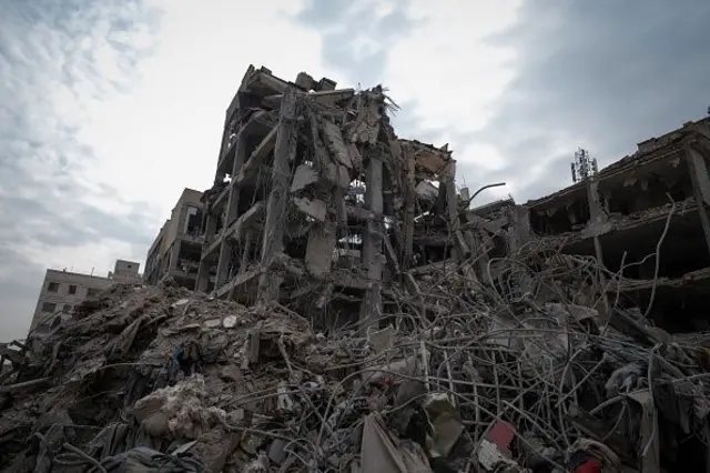 इराणमधील तेहरानमधील एका निवासी भागात झालेल्या अमेरिका-इस्रायलच्या लष्करी मोहिमेदरम्यान पूर्णपणे उद्ध्वस्त झालेल्या इमारतींचं दृश्य.