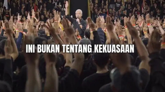 Tangkapan layar dari acara pendukung Ganjar-Mahfud di mana Ganjar Pranowo menggunakan salam tiga jari alias three finger salute