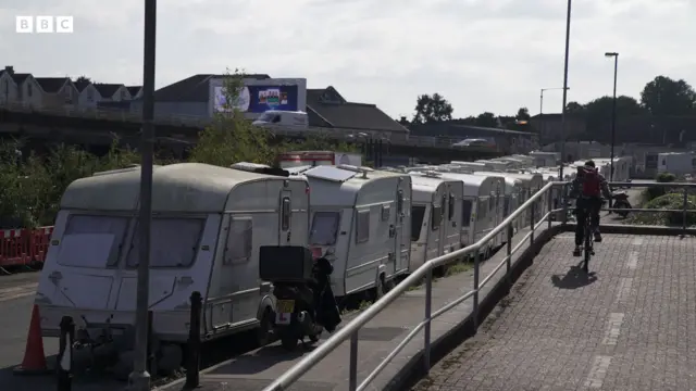 foto de trailers estacionados um em frente ao outro