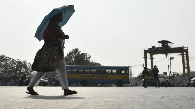 রাস্তায় মানুষ আর গাড়ি কম চলছে