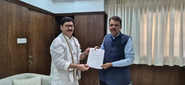 देवेंद्र फडणवीस आणि धनंजय मुंडे 