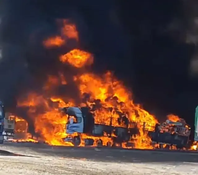 ကျင်စန်းကျော့ဂိတ်ထဲလက်နက်ကျလို့ ကုန်ကားတွေ မီးလောင်