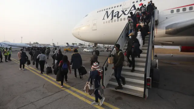 Des étudiants nigérians, qui viennent d'être évacués d'Ukraine dans le cadre de la guerre entre la Russie et l'Ukraine, débarquent d'un avion affrété après avoir atterri à l'aéroport Nnamdi Azikwe d'Abuja, au Nigéria, le 4 mars 2022.
