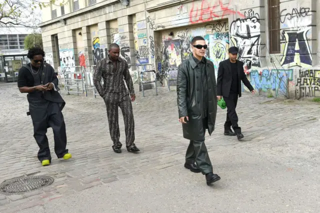 Los artistas británicos Kwes Darko, Skepta, Slowthai y Alex Sossah llegando a un evento de Bottega Veneta en Berghain, el 9 de abril de 2021.