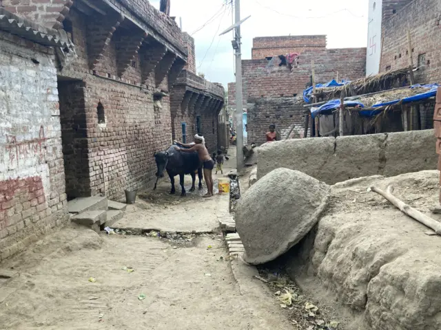 बेलछी में दलित बस्ती को जाने वाली गली.