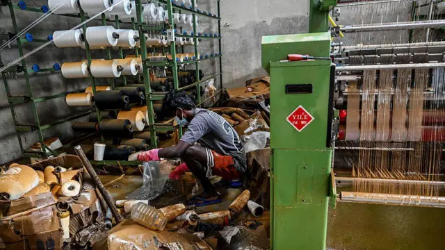 ඇඟලුම් සේවා ස්ථානයක් පිරිසිදු කරන පිරිමි අයෙක්