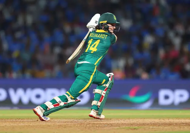 නායකත්වයේ ඉනිමක් ක්‍රීඩා කළ ලෝරා වොල්වාර්ඩ් 11 වැනි එක් දින ශතකයද සමග ලකුණු 101ක් රැස් කළාය.