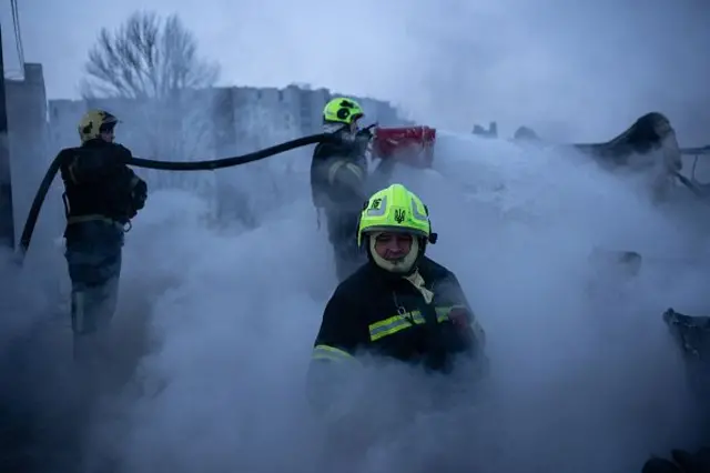 Рятувальники ліквідують наслідки російського удару у Дарницькому районі Києва, ранок 24 січня 2026 року