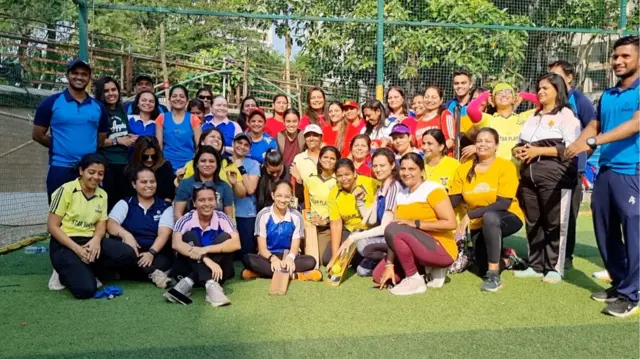 'सुंदर... बढिया... झकास..' सर्वश्रेष्ठ क्रिकेट क्लबच्या खेळाडूंची ही आवडती घोषणा आहे. 