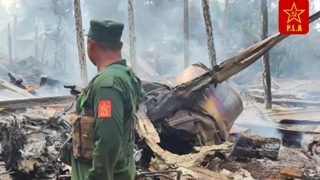 ကန်ဒေါင့်ရွာမှာတွေ့ရတဲ့ F-7 အပျက်အစီး နဲ့ PLA ရဲဘော်တစ်ဦး