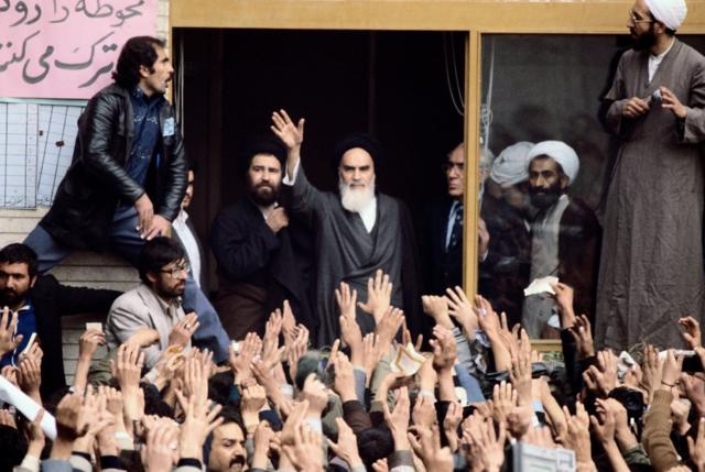 Ayetullah Ruhullah Humeyni'nin İran'a dönüşü coşkuyla karşılandı.