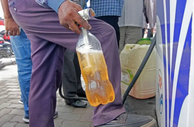 
பிளாஸ்டிக் பாட்டிலில் பெட்ரோல், டீசல் வாங்கலாமா? விதிகள் கூறுவது என்ன?