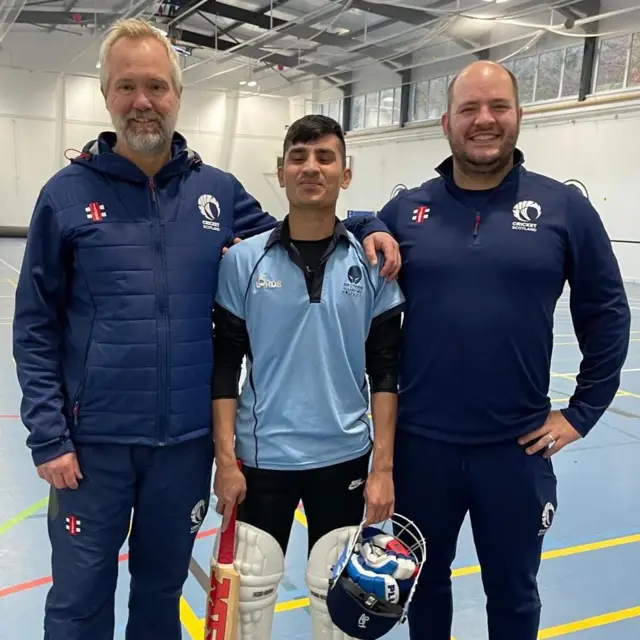 عکسی از زین‌الله احسان در کنار دو تن از مربیانش در تیم جی‌ایچ‌کی اسکاتلند