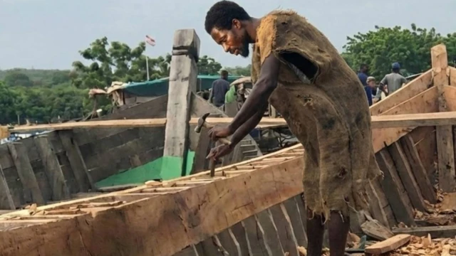 Foto show pesin wey look like Ebo Noah by one boat