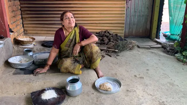 'रस्ता खराब असल्याने मयतीला मुलंही वेळेवर पोहचत नाहीत'