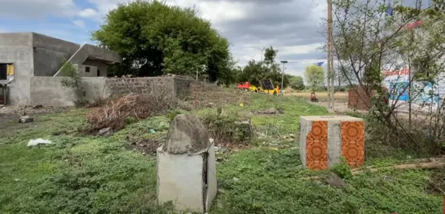 पालवण गावातली दलित स्मशानभूमीच्या जागेवर दलित कुटुंबातील पूर्वजांची थडगी आहेत 