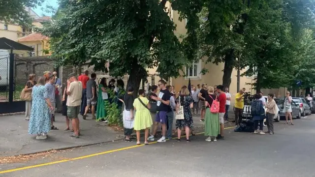 Ljudi stoje na ulici