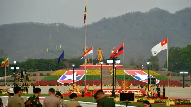 ရှမ်းရိုးမတောင်တန်းတွေရဲ့ အစပ်မှာ တွေ့ရတဲ့ စစ်ရေးပြကွင်း