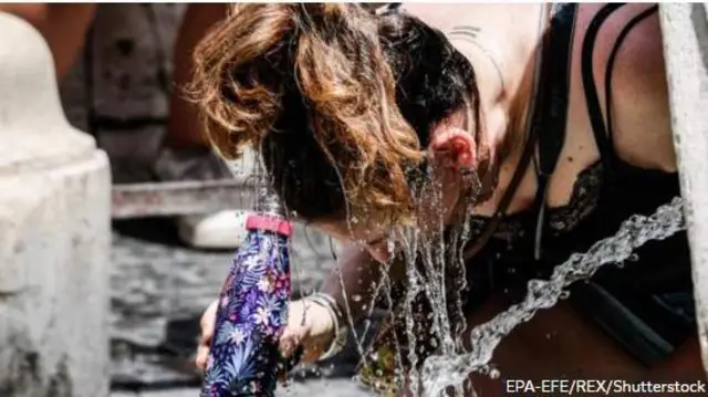 Ori obinrin yii n gbona gidigidi lo se gbe ori sabẹ omi tori ooru amuju