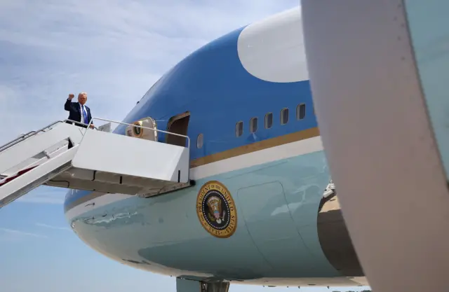 Donald Trump aborda el Air Force One antes de iniciar su gira al Medio Oriente.