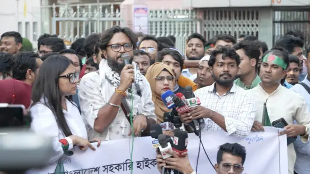 জাতীয় জাদুঘরের সামনে বিক্ষোভ ও প্রতিবাদ সমাবেশ করে জাতীয় নাগরিক কমিটি নামের একটি সংগঠন